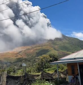 Aktifitas Erupsi di Gunung Sinabung semburkan Abu Vulkanik. Senin, (31/08/2026) pukul 12.15 Wib. Foto: Red.