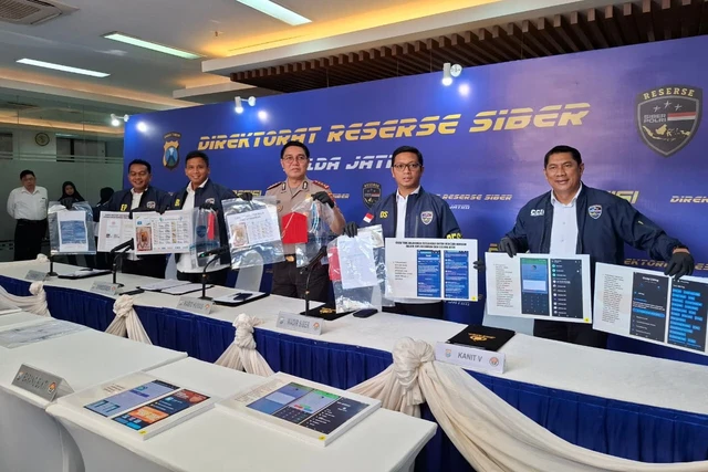 Polisi menunjukkan barang bukti dan tersangka penipuan jual beli emas online yang dijalankan dari dalam lapas saat konpers di Polda Jawa Timur, Selasa (4/8/2026). Foto: Dok. Istimewa