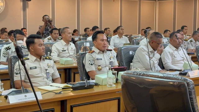 Kepala Lapas Kelas IIA Cibinong yang dicopot, Wisnu Hani Putranto, hadir dalam rapat Komisi XIII DPR pada Senin (28/9/2026). Foto: Abid Raihan/kumparan