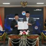Mendagri Tito Karnavian menyerahkan jabatan Kepala BNPP kepada Jenderal TNI Maruli Simandjuntak di Kantor BNPP, Jakarta, Senin (19/10/2026). Foto: Dok. Kemendagri