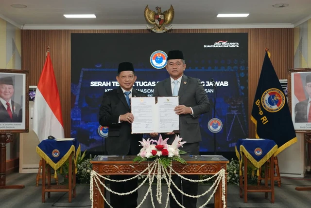 Mendagri Tito Karnavian menyerahkan jabatan Kepala BNPP kepada Jenderal TNI Maruli Simandjuntak di Kantor BNPP, Jakarta, Senin (19/10/2026). Foto: Dok. Kemendagri