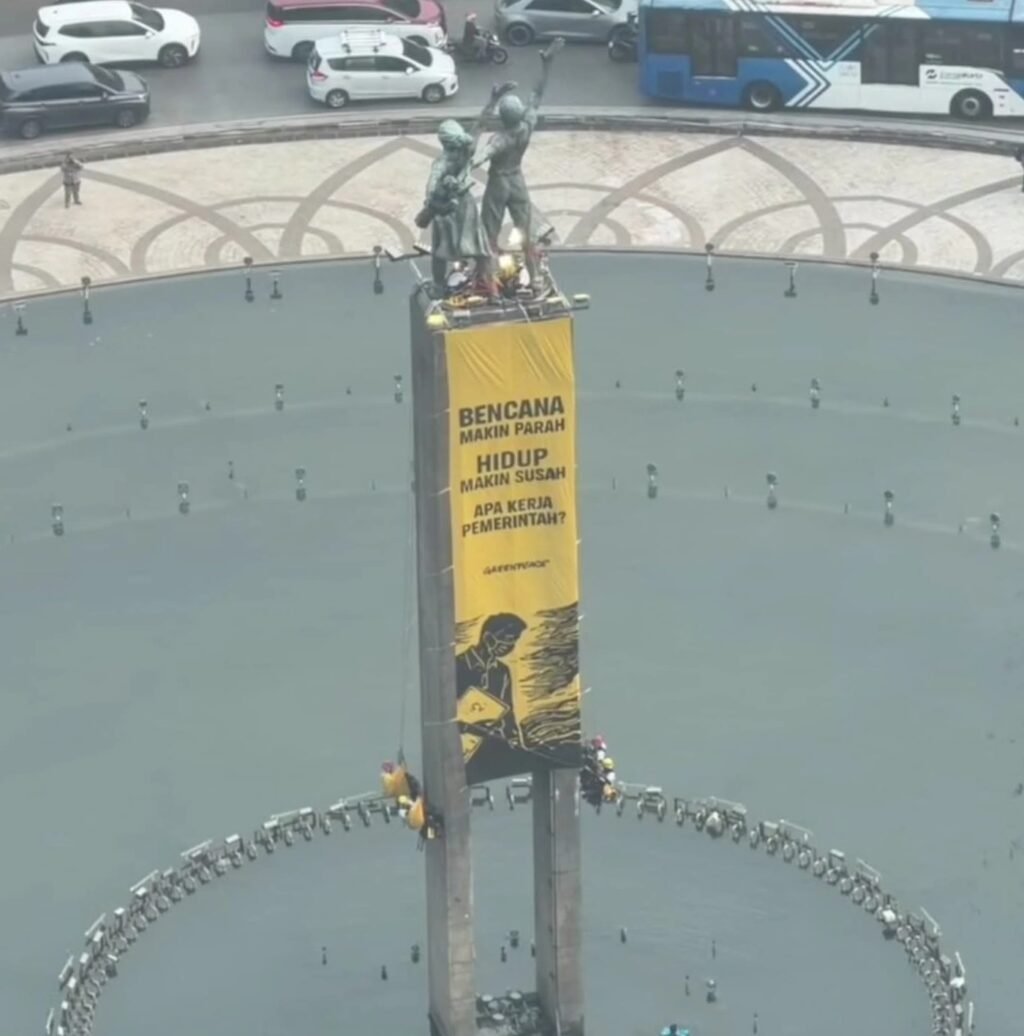 Aksi Greenpeace Indonesia, di Bundaran HI. Foto: Istimewa.