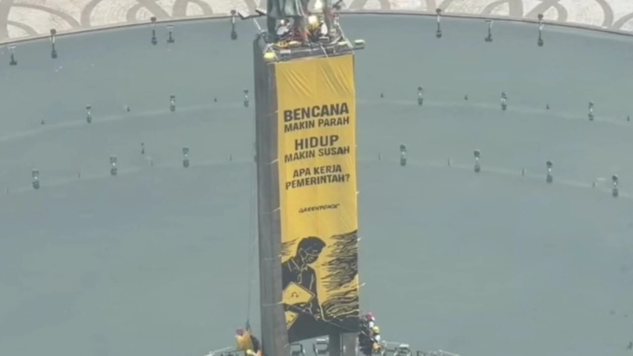 Aksi Greenpeace Indonesia, di Bundaran HI. Foto: Istimewa.
