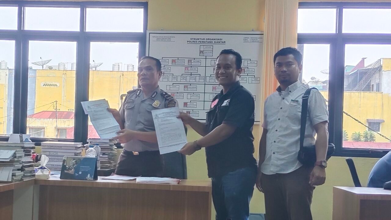 DPC HIMAPSI Kota Pematangsiantar saat berada di Ruang aduan Polres Pematangsiantar. Foto: Istimewa.