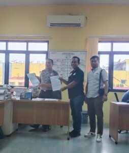 DPC HIMAPSI Kota Pematangsiantar saat berada di Ruang aduan Polres Pematangsiantar. Foto: Istimewa.