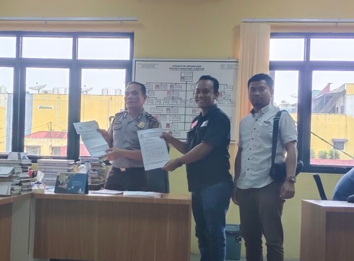 DPC HIMAPSI Kota Pematangsiantar saat berada di Ruang aduan Polres Pematangsiantar. Foto: Istimewa.