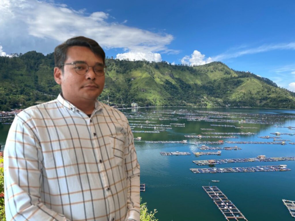 Andi Simanjuntak Direktur Eksekutif Sahabat Lingkungan (SALING) Background, Kerambah Jaring Apung (KJA) di Danau Toba. Foto: Ist/Red.