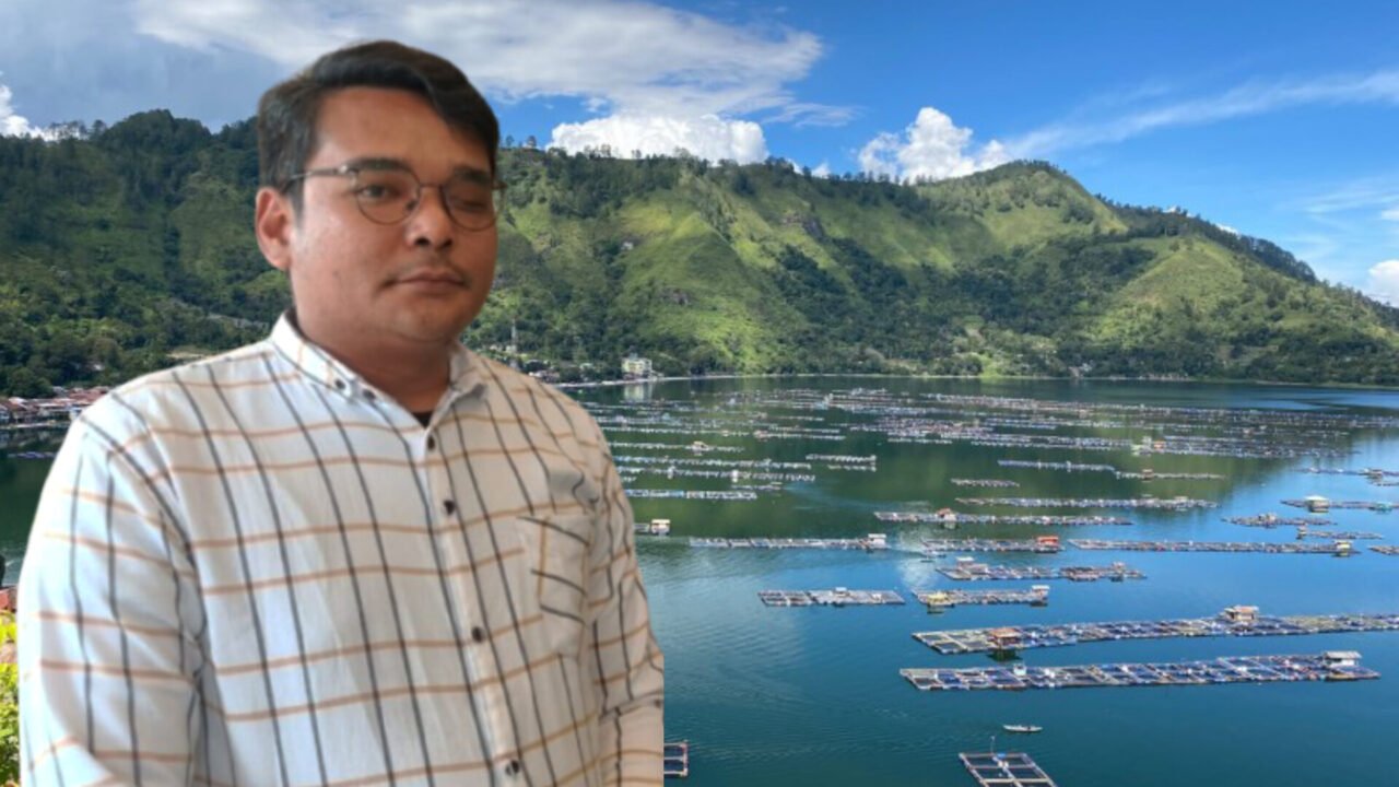 Andi Simanjuntak Direktur Eksekutif Sahabat Lingkungan (SALING) Background, Kerambah Jaring Apung (KJA) di Danau Toba. Foto: Ist/Red.