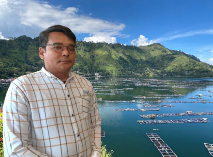 Andi Simanjuntak Direktur Eksekutif Sahabat Lingkungan (SALING) Background, Kerambah Jaring Apung (KJA) di Danau Toba. Foto: Ist/Red.