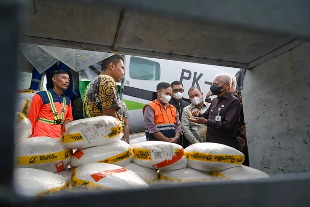 Wakil Gubernur Sumatera Utara Surya melepas Pesawat Cessna Caravan untuk Operasi Modifikasi Cuaca (OMC) penanganan asap karhutla di Bandara Internasional Kualanamu, Deliserdang, Jumat (16/10/2026). Foto: Dok. Diskominfo Sumut